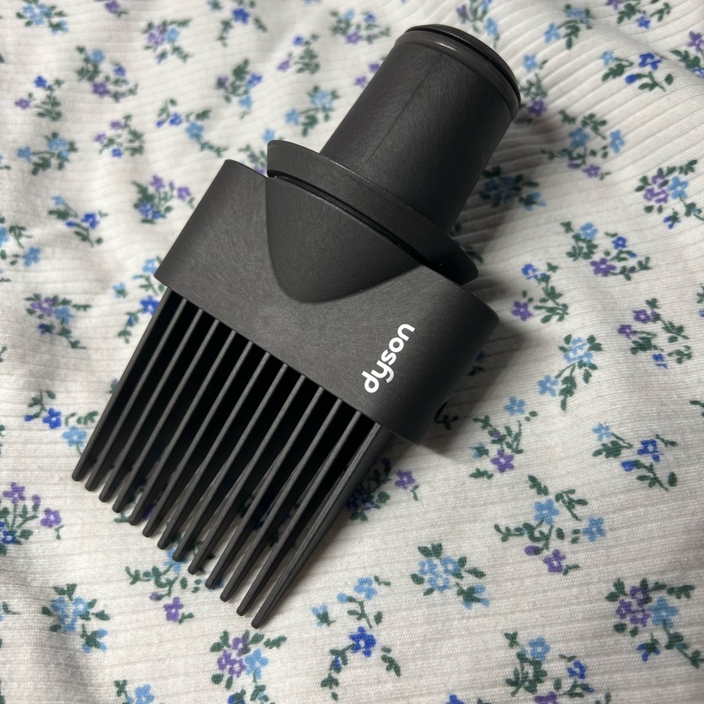Dyson Supersonic wide-tooth comb .